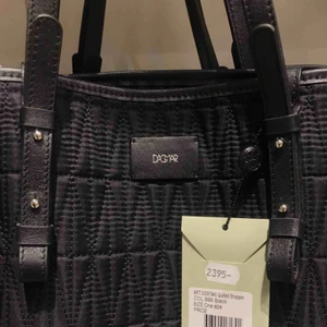  - Supersnygg väska från Dagmar inköpt på åhlens 2018. Första bilden visar nypris på åhlens höst/vinter 2019. 