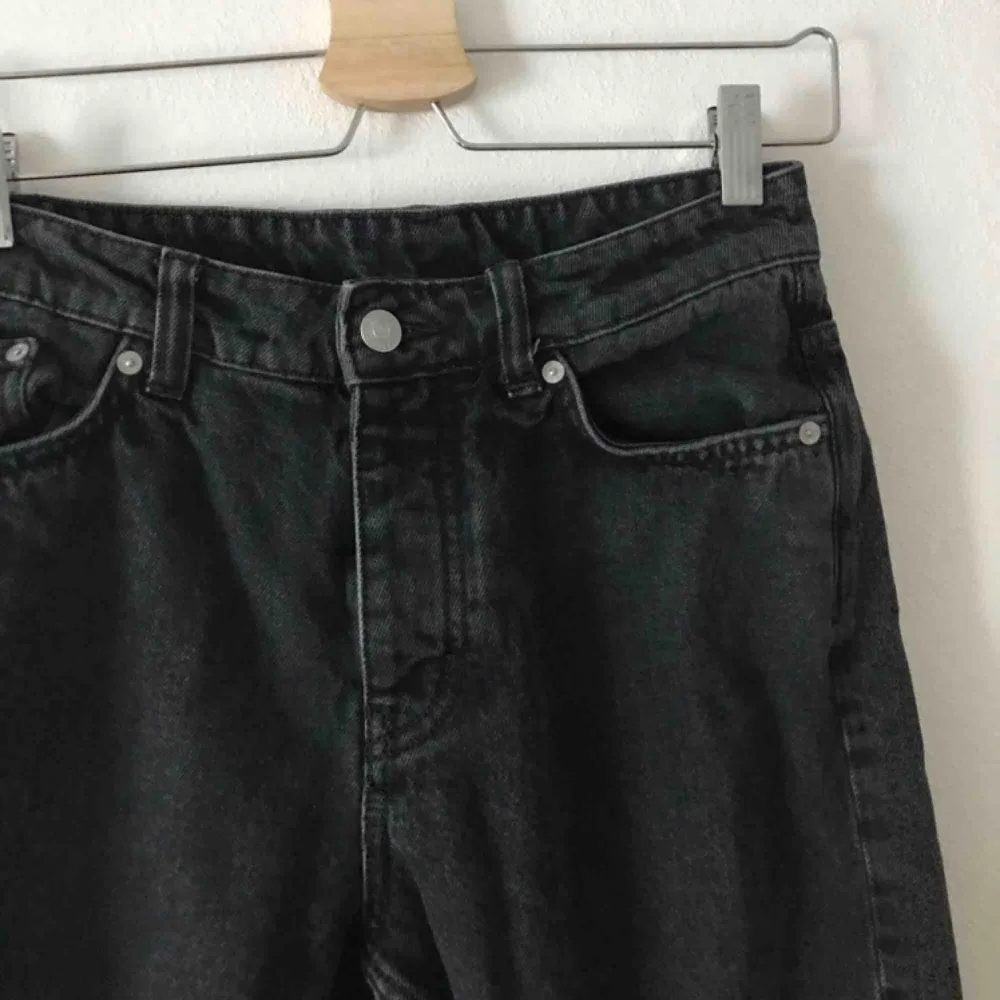 Supersnygga jeans från Weekday som tyvärr inte kommer till användning. Modellen heter Line. Obs dom jag säljer är washed black alltså mer gråaktiga och ej helsvarta!!! W26/L32. Jeans & Byxor.