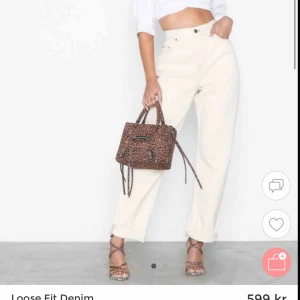  - Väldigt snygga vita jeans ifrån Nelly.com!  Aldrig använda pga köpt i fel storlek.  Nypris:599kr  Mitt pris:400kr  Kan diskutera pris vid snabb affär. Möts upp i centrala stockholm eller fraktar!  Skriv om du undrar något😊