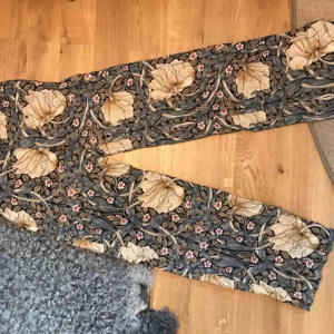  - Snygga mönstrade kostymbyxor från hm x Morris & CO. Raka i passformen, aldrig använda.