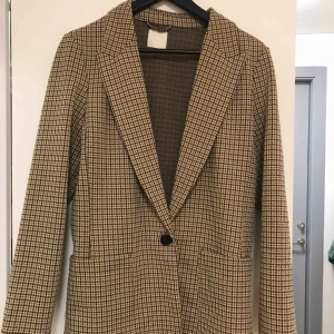  - Snygg kavaj från Hm. Strl S men ganska oversized i storleken så passar även strl M. Köparen står för frakt