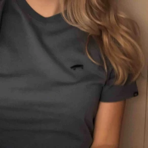  - Svinsnygg ljusblå t-shirt från Vans! Aldrig använd och lappen kvar! Nypris 249 kr. Köparen står för eventuell frakt 🥰🤪