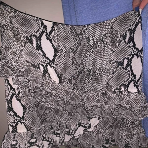  - Kjol från bikbok str 40 men mer som 38, aldrig använd, ny pris 500 så därför priset är satt rätt högt men skriv om ni har annat förslag;) köpare står för frakt