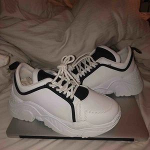  - Vita snygga chunky sneakers:) helt oanvända!