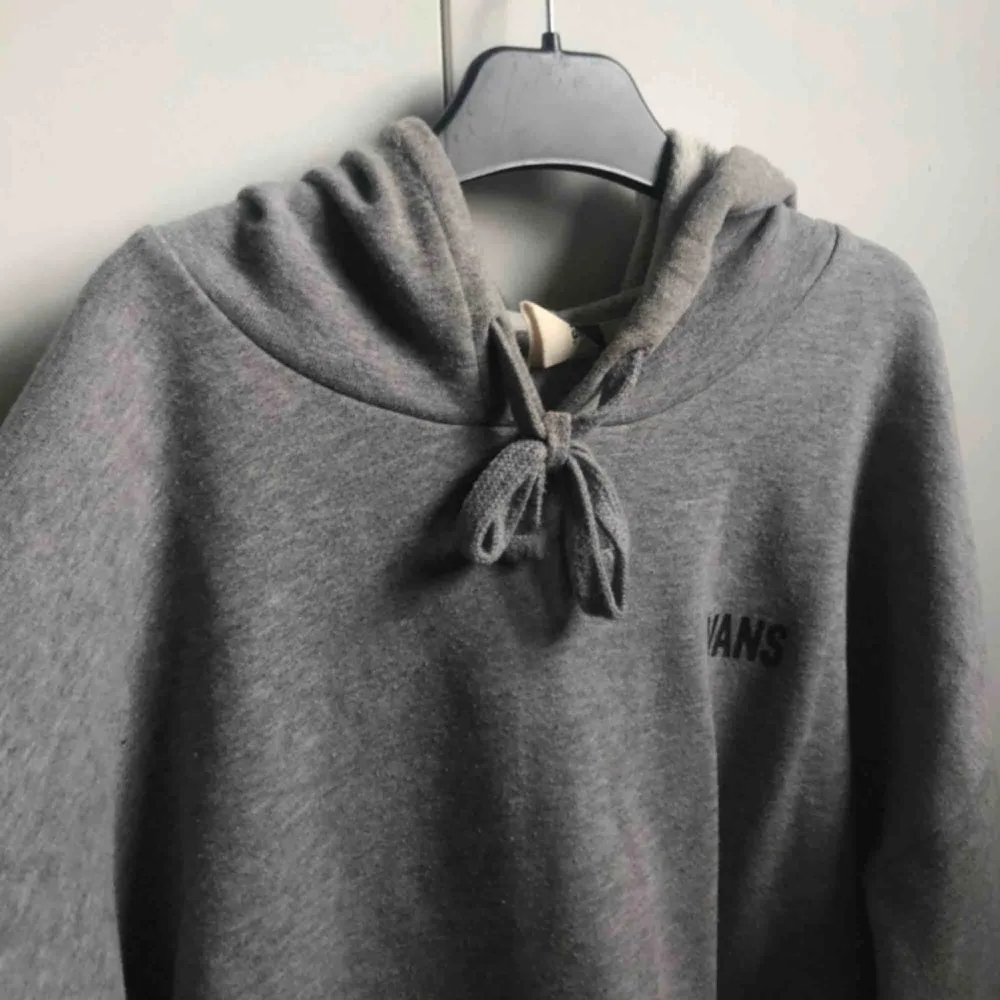 En jättefin grå vans-hoodie med ett coolt tryck på ärmarna. Bra skick! Pris: 200kr, frakt tillkommer💕. Hoodies.