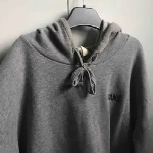 En jättefin grå vans-hoodie med ett coolt tryck på ärmarna. Bra skick! Pris: 200kr, frakt tillkommer💕