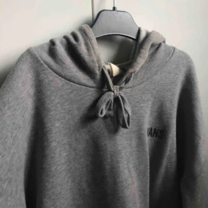  - En jättefin grå vans-hoodie med ett coolt tryck på ärmarna. Bra skick! Pris: 200kr, frakt tillkommer💕