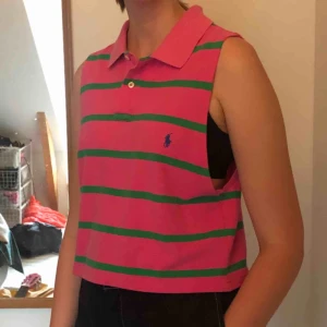  - Ett skit nice tröj-linne, vet inte riktigt va man ska kalla de haha. Köpt på Beyond Retro. Säljer pga den aldrig kom till användning hos mig, frakt ca 30 spänn. 