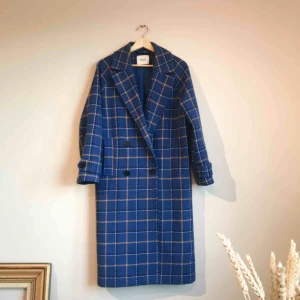  - Höstkappa från Envii (dansk design). Osäker på om jag ska sälja denna då den varit en riktig favorit för mig. 1 år. Kappan som modell är oversize, men jag köpte den en storlek mindre för att kunna bära den som en ”vanlig”. Passar allt mellan XS och M.