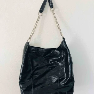  - Väska i fint skick.  Stängs genom att knäppa en knapp i mitten. 