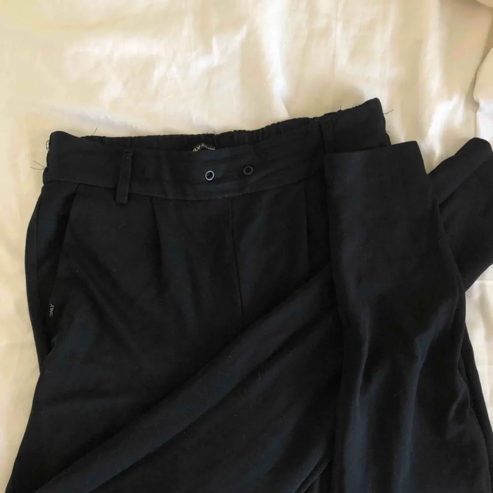 Svarta Poptrash Byxor, mjukt material och ganska tjocka, kommer ej med snören till midjan. Jeans & Byxor.