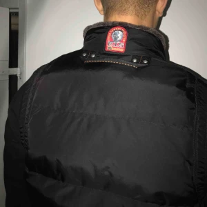  - Svart Parajumper Kobuk Väst. Nypris är 4500kr.
