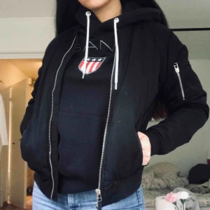  - Enkel svart bomberjacka från Lager157. Mellan tjocklek. Perfekt med en hoodie under den till hösten/vintern.