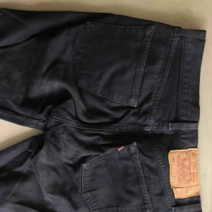  - Balla urtvättade svarta jeans köpta vintage i Köpenhamn. Har en slutning vid insida lår. Skulle säga att dom passar en person i storlek S/XS 