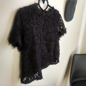  - Topp från Zara i storlek L. 80kr. Kan fraktas då köparen står för frakten.🌷