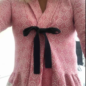  - Odd Molly kofta i storlek 1, motsvarar S. Vacker men inte min stil längre. I väldigt fint skick!  Nypris 1800kr Säljes för 500kr + frakt