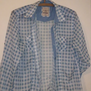  - Rutig skjorta, skönt luftigt material. Passar som  en M, Bra kvalitée