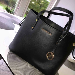  - Helt ny Michael kors väska som faktiskt aldrig är använd. Äktehets bevis finns. Svart Äkta skinn Ej stängbar, väldigt enkel väska 