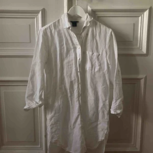 - Vit linneskjorta från Lindex. Kan mötas upp i Gbg, annars tillkommer frakt✨