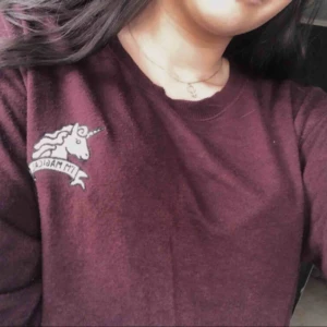  - Mörkröd/vinröd långärmad tröja med detalj från Pull&Bear. Tröjan är i fint skick. 