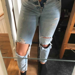  - FINASTE boyfriendjeansen, de ska såklart sitta lösare än de gör på mig och de är verkligen så snygga när dom passar men säljer alltså då de är för små för mig😭 Har fått så många komplimanger för dessa när dom passade, fraktkostnad tillkommer