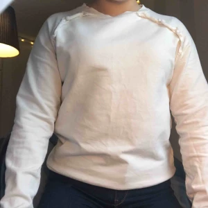  - Vit sweatshirt från Cubus, inga fläckar 