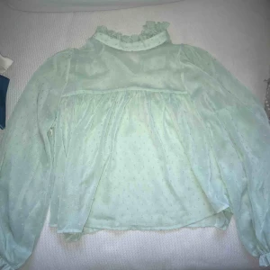  - Blus i mesh tyg från gina tricot i strlk 34. Super fin men används tyvärr ej. Köpare står för frakt. 
