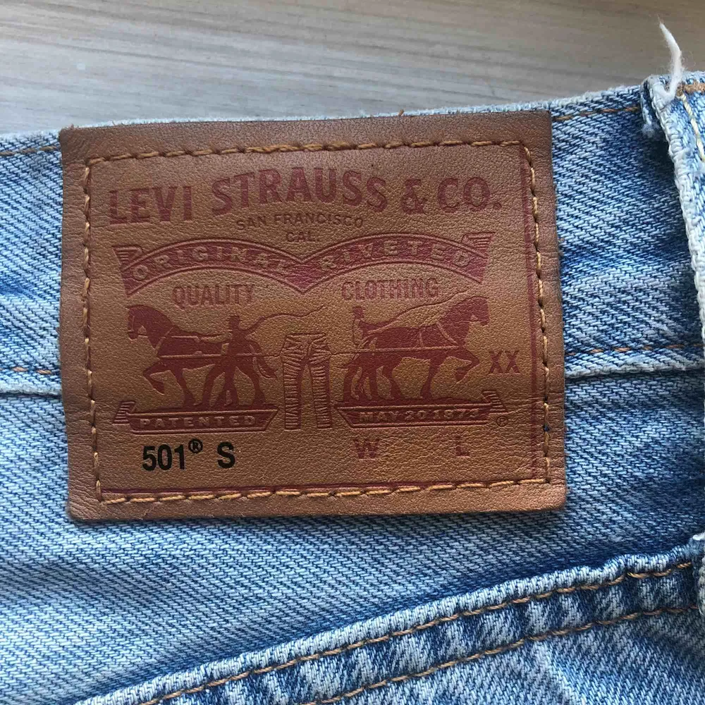 Levis 501 skinny, nypris 1200kr i fint skick, säljes pga får ej på mig dom längre, dom e hårda i materialet så dom e tajta! . Jeans & Byxor.