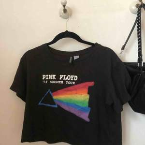 Pink Floyd tröja som är kroppad i modellen, jätte fin i skicket eftersom den är använd 2 gånger! Den kommer från hm och är i storleken XS. Konstansen för frakten står köparen för 
