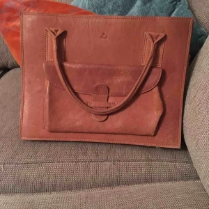  - Adax portfölj i äkta skinn i nyskick 40 cm bred och30 cm hög.