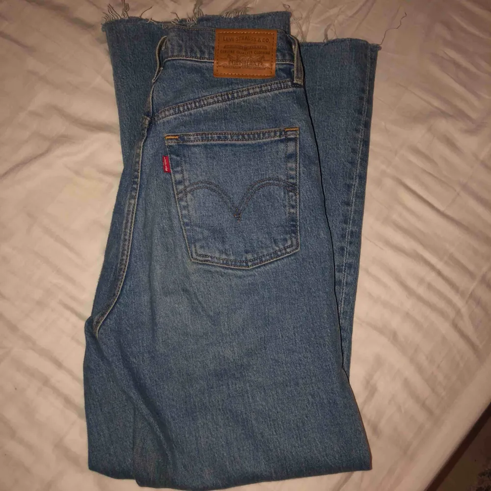 Säljer mina absoluta favorit jeans då jag har nästan ett par likadana🥰 modellen är Levi’s Ribcage Crop Flare. Dom är hur snygga och sköna som helst. Jättebra skick! . Jeans & Byxor.