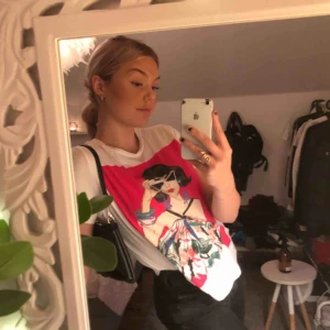  - En fin tröja från zara som är använd ety fåtal gånger, köptes i somras. I storlek S. Köparen står för frakten !