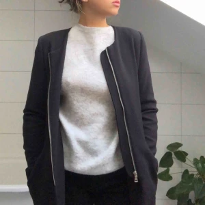  - En skitsnygg kappa från dm retro med djupa fickor som passar perfekt ute eller som vardagsjacka. 