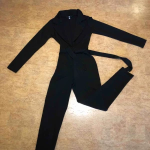  - Jumpsuit från Nelly, aldrig använd endast provad! Kan mötas upp i Malmö men även fraktas, köparen står för frakten!:)