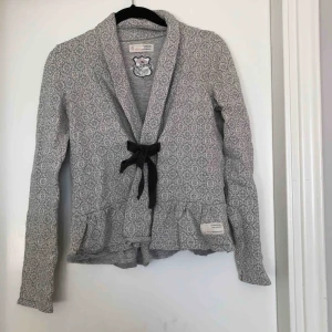  - Säljer nu denna uuunderbara Odd Molly-kofta i size 1. Helt perfekt till hösten då den är varm och skön. Kan absolut tänka mig att gå ned lite i pris vid en snabb och smidig affär. Ngra mer frågor är det bara att höra av sig! Kan mötas i typ hela sthlm💓