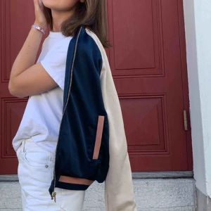  - Snygg bomberjacka i silkeliknande material❤️ Använd fåtal gånger 