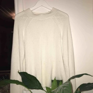  - Vit stickad tröja, perfekt till hösten! (Pris kan diskuteras!)