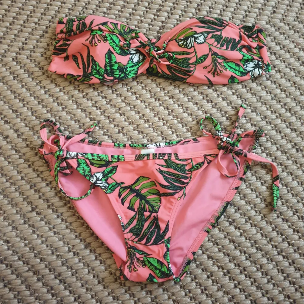 Fin tropisk bikini set i storlek s från Bikbok. Kan skickas annars finns i Malmö . Övrigt.