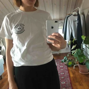  - Vit WESC t-shirt, herrmodell strl S, sparsamt använd och i mycket gott skick!🖤 frakt (ca 25kr) ingår!