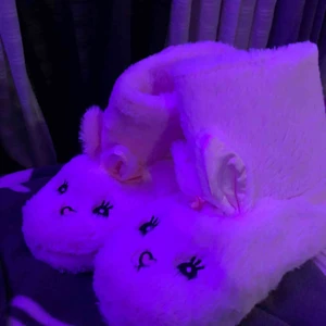  - Söta kanintofflor, säljer pga dom e för söta för mig😳 runt storlek 35:3