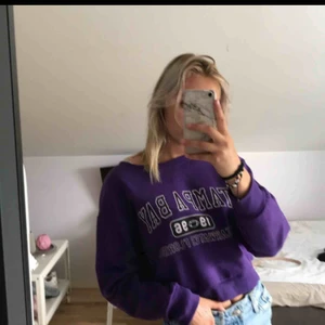  - Lila croppad hoodie med tryck😍😍