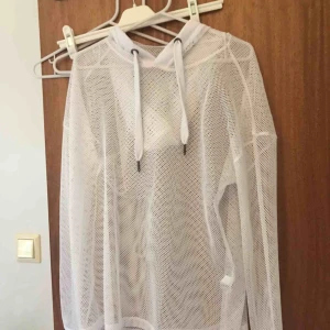  - ”Genomskinlig” hoodie, oanvänd.