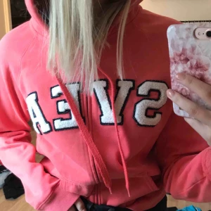  - Korallrosa hoodie från Svea. Den är i strl L men jag tycker den är mer som en M. På mig som har S vanligtvis är den lite oversized.  Kan mötas upp i Sundsvall annars står köpare för frakt.