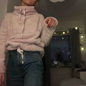  - Jättegosig lila myströja som man kan knyta åt i halsen och i midjan. Jättevarm och i fint skick