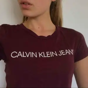 Vinröd T-shirt från Calvin Klein. Bara använd 1 gång. Köparen står för frakten.