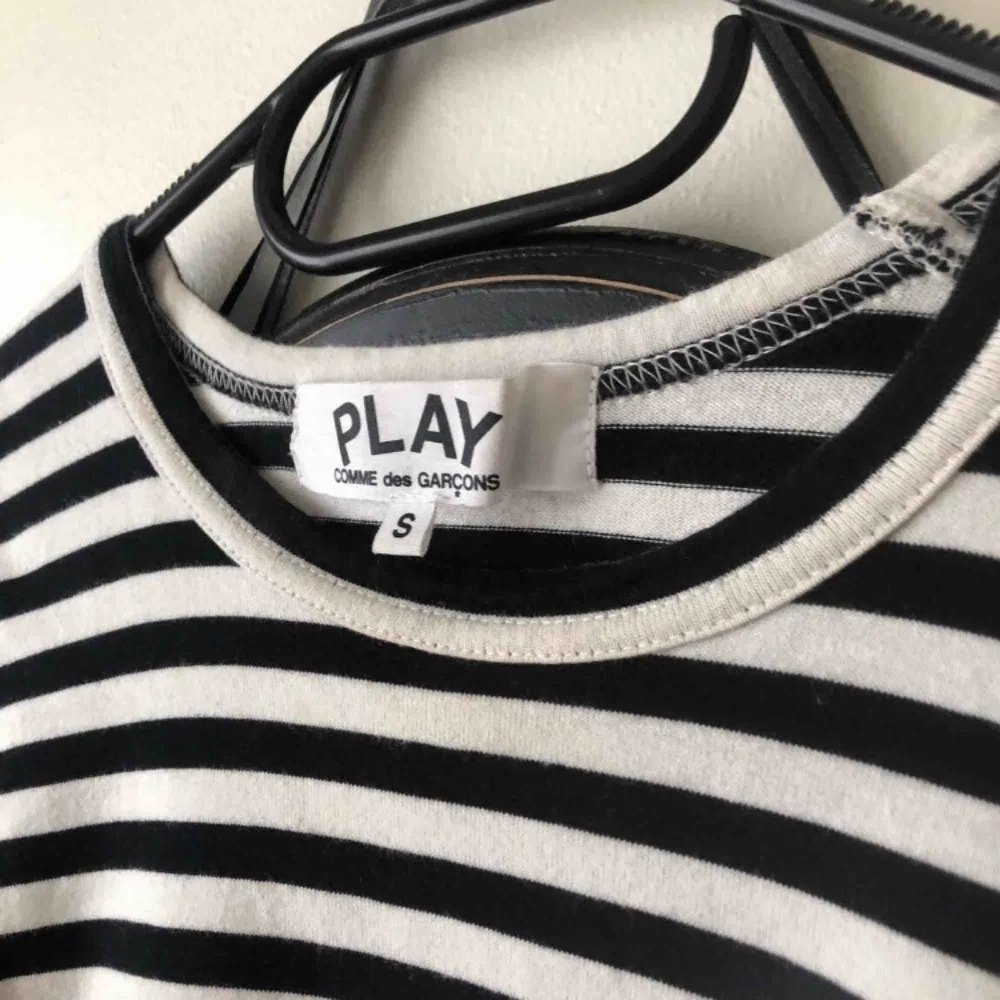 Cdg play tröja, svartvit, i gott skick, säljs pga att den ej kommer till användning. Tröjor & Koftor.