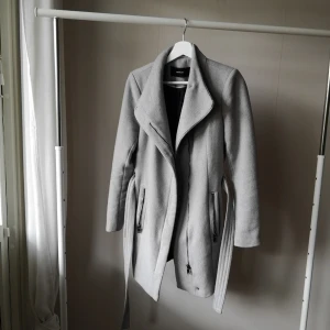  - Varm fin kappa. Två olika knäppningar i halsen, halvt öppen eller helt stängd. 