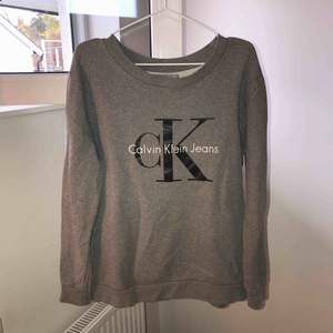Mörkgrå Calvin Klein sweatshirt, Storlek M, Nästan oanvänd, nypris 1000kr, köparen står för frakt