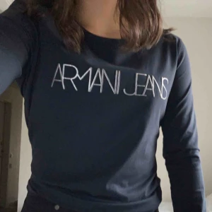  - Marinblå Armani tröja Dam Stl S Tröjan är i fint skick. Köpt på Zalando för 779 kr. Frakten kostar 30 kr ingår i priset. 