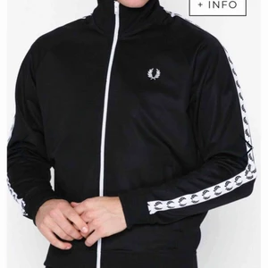  - Jag säljer denna Fred Perry tröjan i storlek S (herr modell)  Nypris: 1199 Mitt pris: 600 Pris kan diskuteras vid snabbt köp!